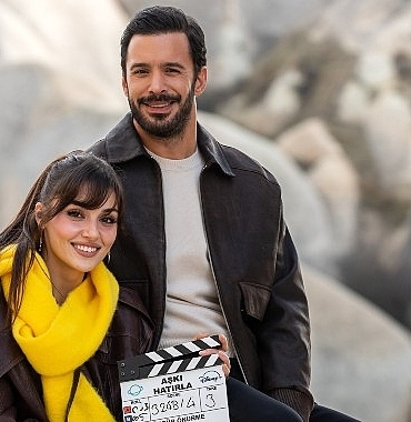 hande-ercel-ve-baris-arducun-basrollerinde-yer-aldigi-aski-hatirla-dizisi-cok-yakinda-disneyta.jpg