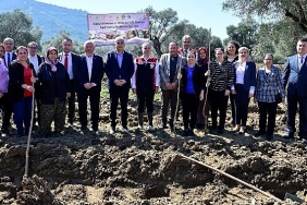 izmirde-kadin-ciftcilere-destek-dut-fidanlari-toprakla-bulustu.jpg