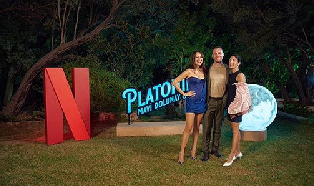 netfilix-gupse-ozay-imzali-yeni-dizisi-platonik-mavi-dolunay-otelin-lansmanini-cesmede-renkli-bir-etkinlikle-kutladi.jpg