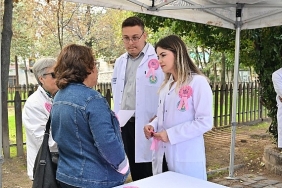meme-kanseri-icin-pembe-cicekler-toprakla-bulustu.jpg