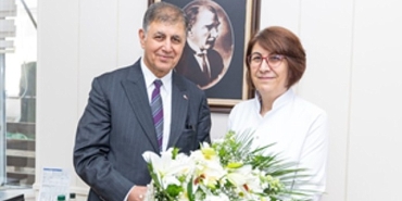 baskan-tugay-meslektaslariyla-tip-bayramini-kutladi.jpg