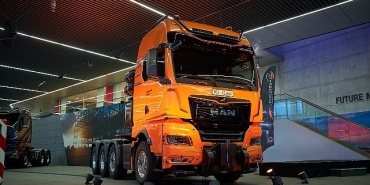 yeni-aslan-kral-man-250-tonluk-dev-cekicisini-tanitti.jpg
